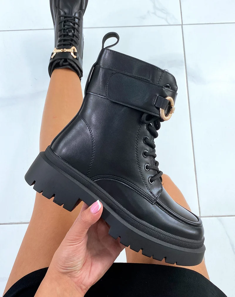 Bottines noires à lacets et détail doré imposant