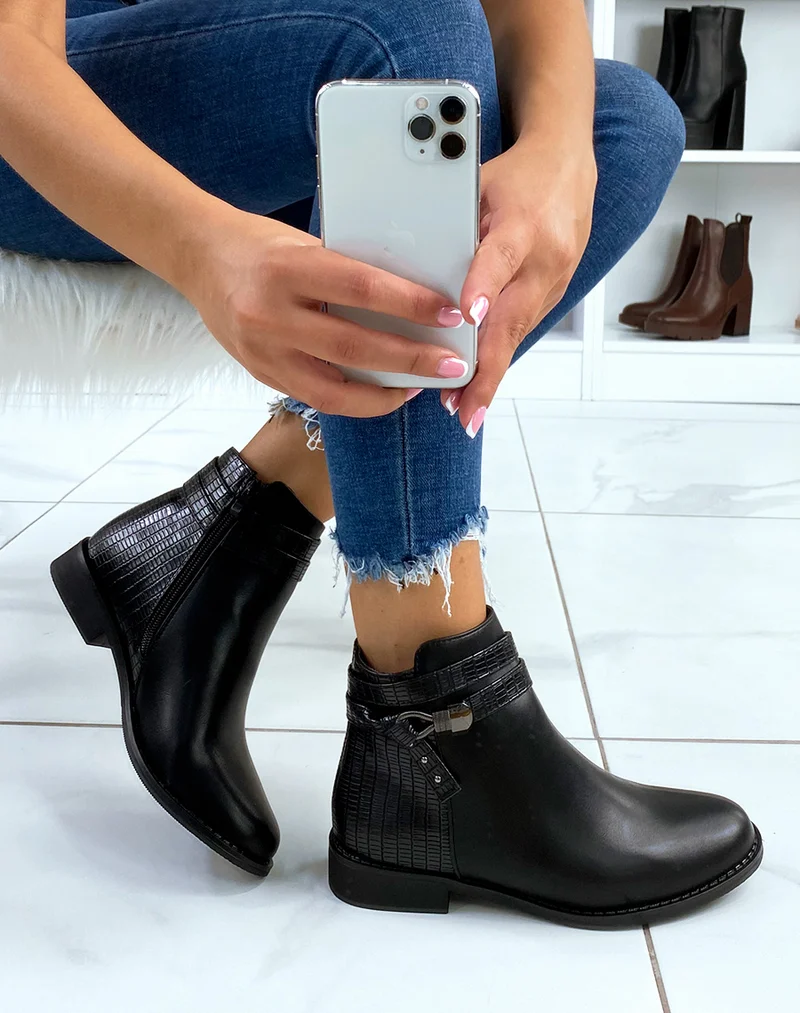 Bottines plates noires à double lanières et bijoux argentés