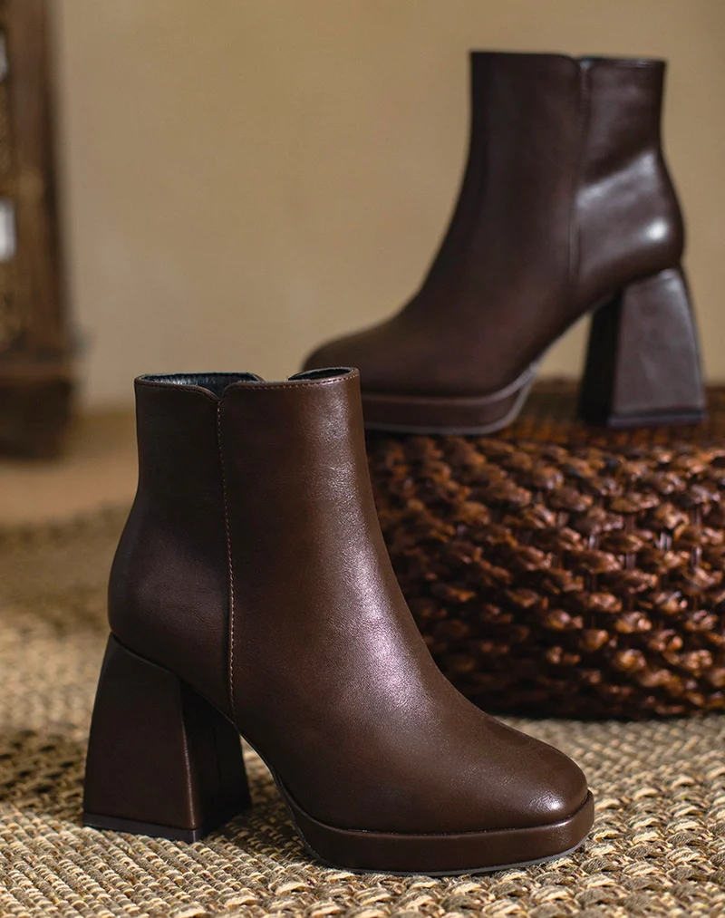 Bottines basses chocolat à talon épais carré