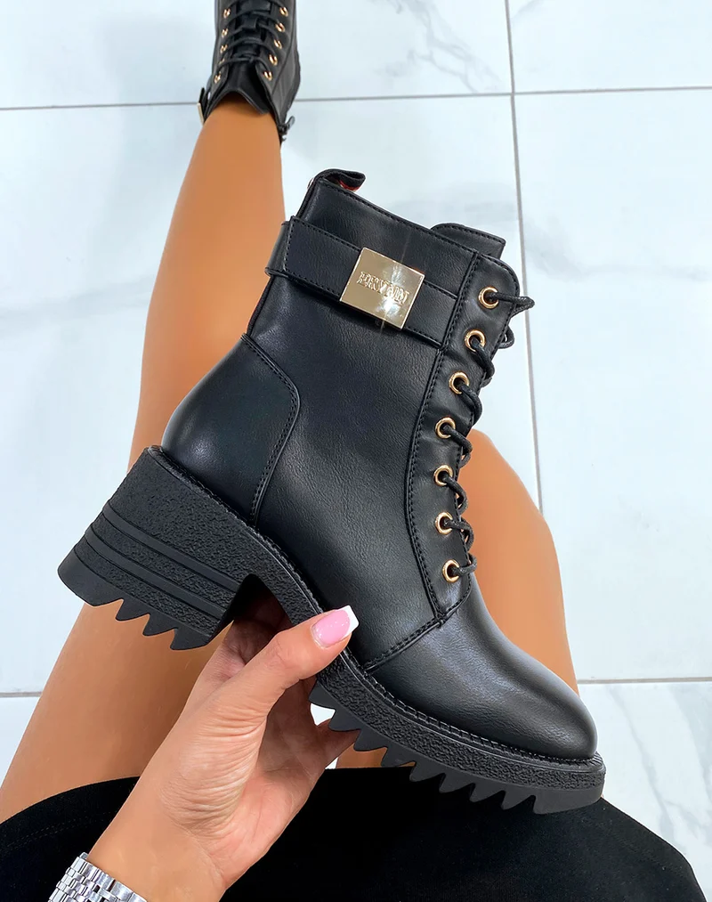 Bottines noires à lacet et boucle dorée