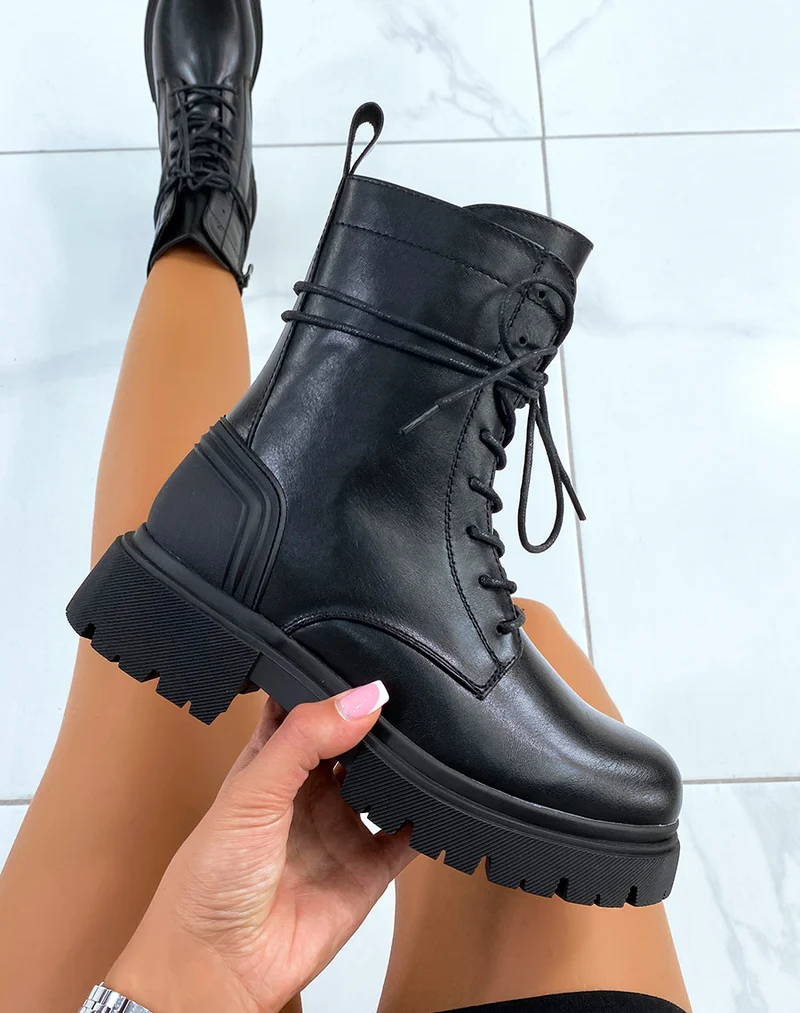 Bottines noires montantes à lacet enroulé et semelle crantée