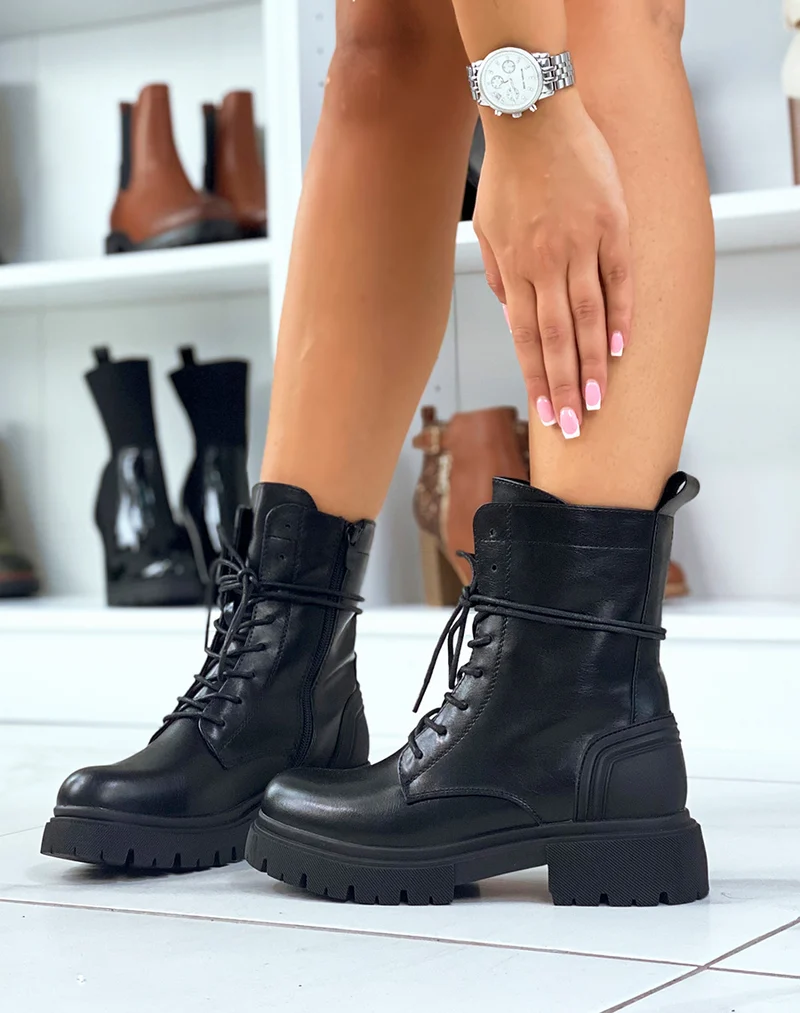 Bottines noires montantes à lacet enroulé et semelle crantée