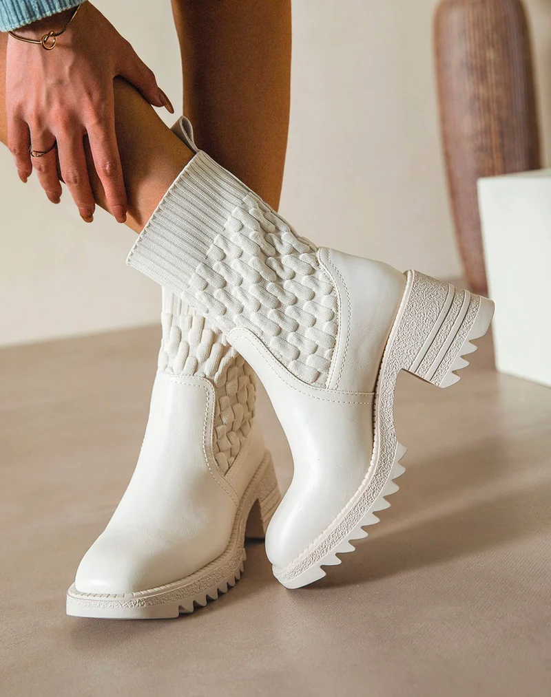 Bottines beiges effet chaussette à talon épais à semelle crantée