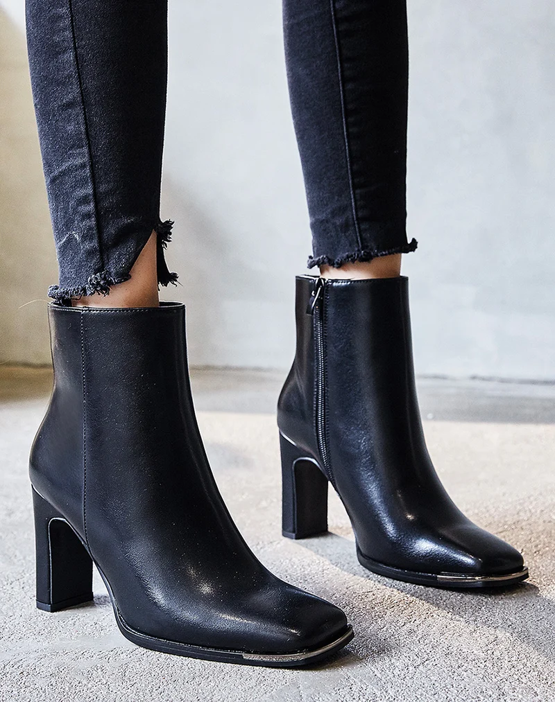 Bottines noires à talon rectangulaire et bout carré à détail doré