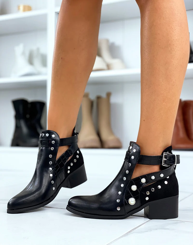 Bottines noires à talons cloutées et perlées ouvertes à lanières