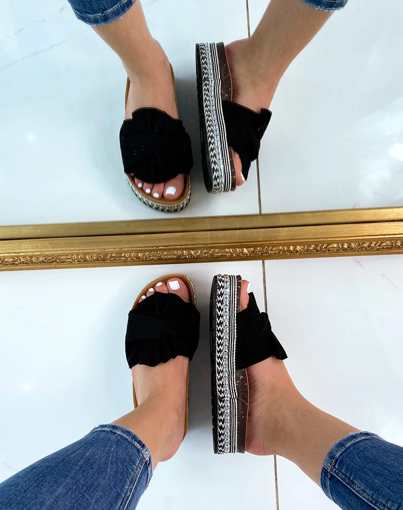 Mules en suédine noire à détail argenté