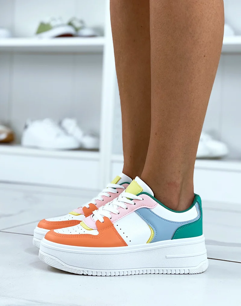 Baskets blanches avec empiècements colorés et à grosse plateforme