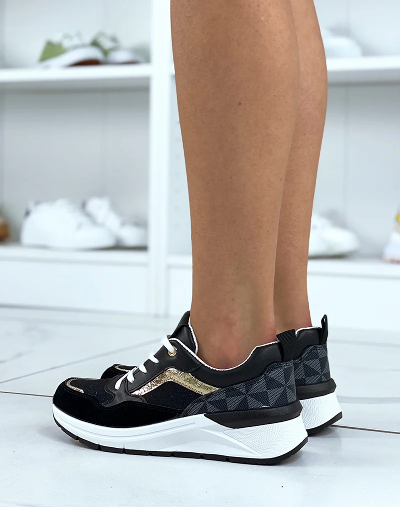Baskets noires à multiples détails et empiècements