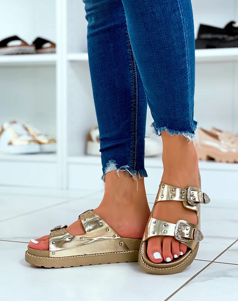 Mules dorées à double bride cloutées et fermoirs argentés