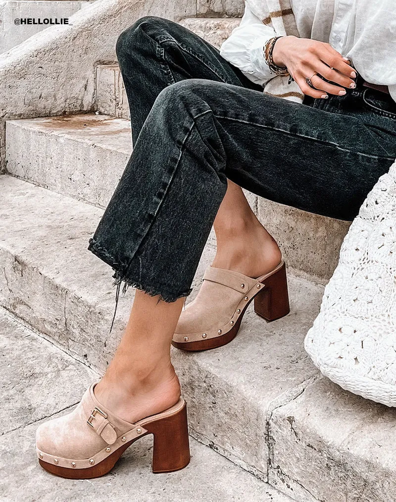 Sabots en suédine beige cloutés à sangle ajustable dorée