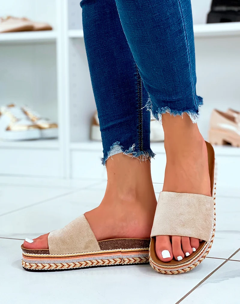 Mules beige en suédine à grosse plateforme à motifs