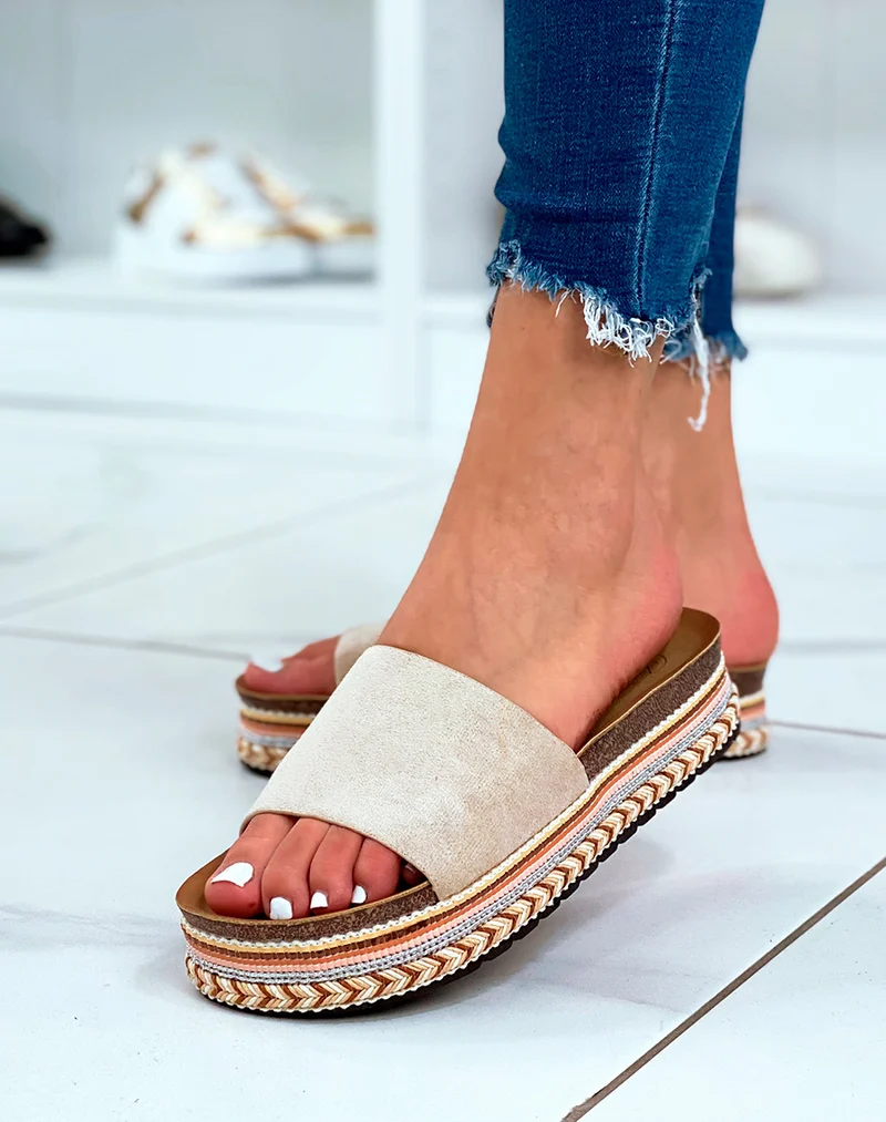 Mules beige en suédine à grosse plateforme à motifs