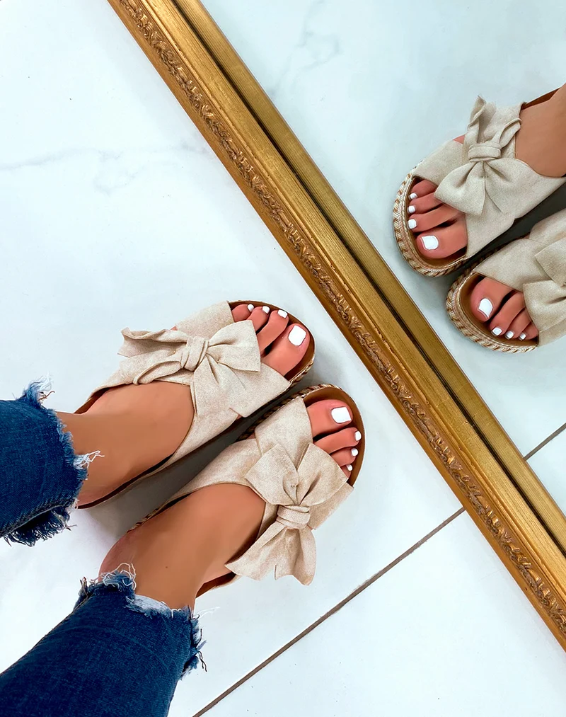 Mules à plateforme en suédine beige à gros noeud