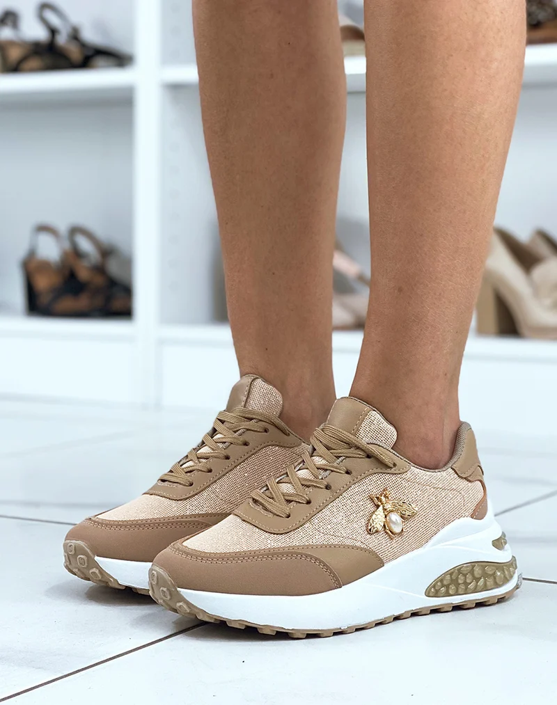 Baskets taupe pailleté à détail en forme d’abeille