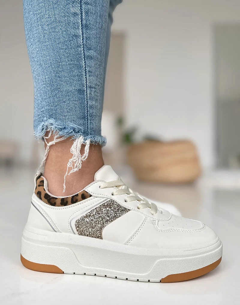 Baskets blanc cassé à empiècement léopard et pailleté doré