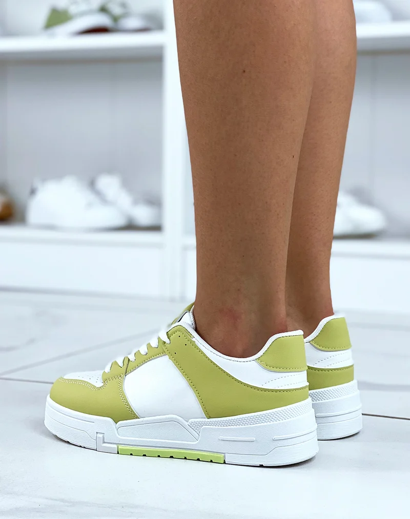 Baskets blanches et vert pomme