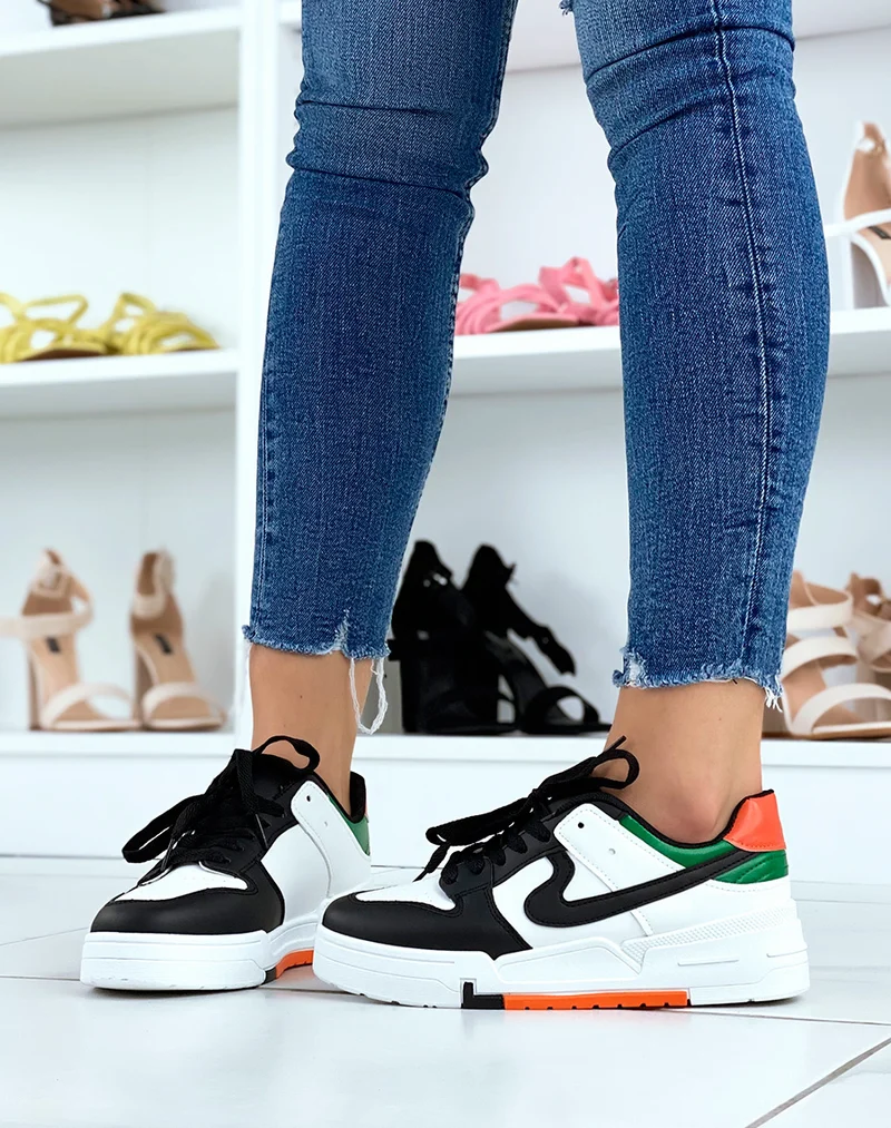 Baskets blanches et noires à détails orange et vert