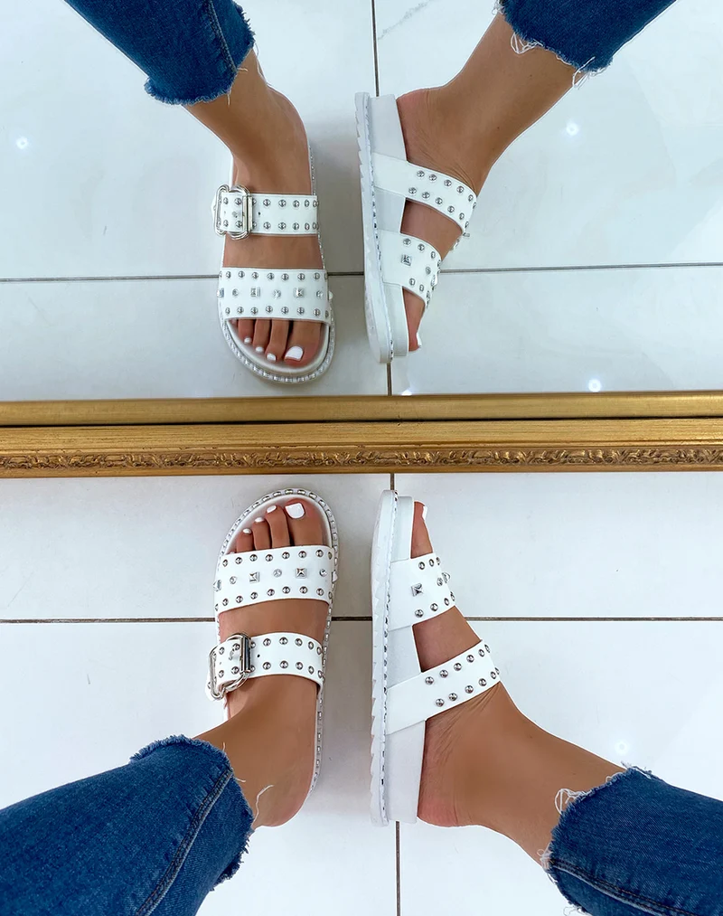 Mules plates à doubles brides et détails cloutés