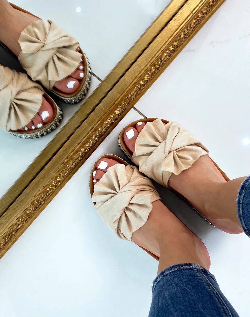 Mules en suédine beige à détail argenté