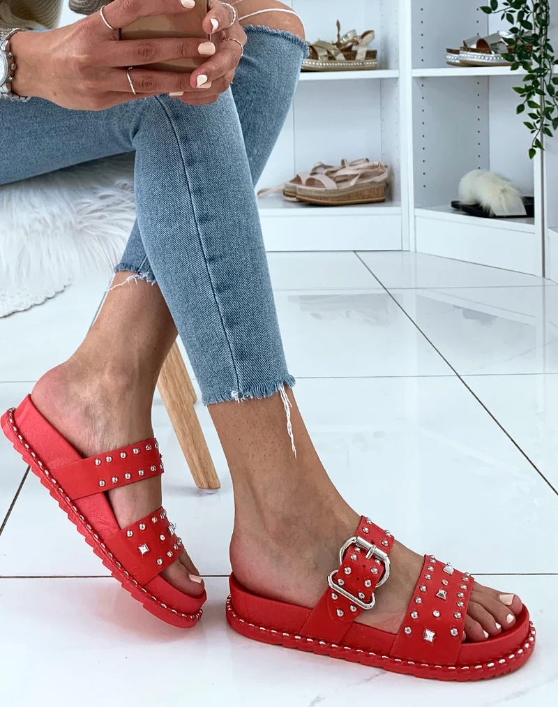 Sandales cloutés rouge à boucle