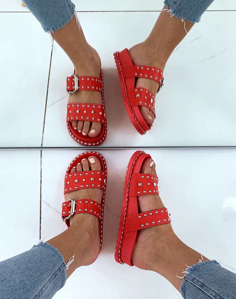 Sandales cloutés rouge à boucle