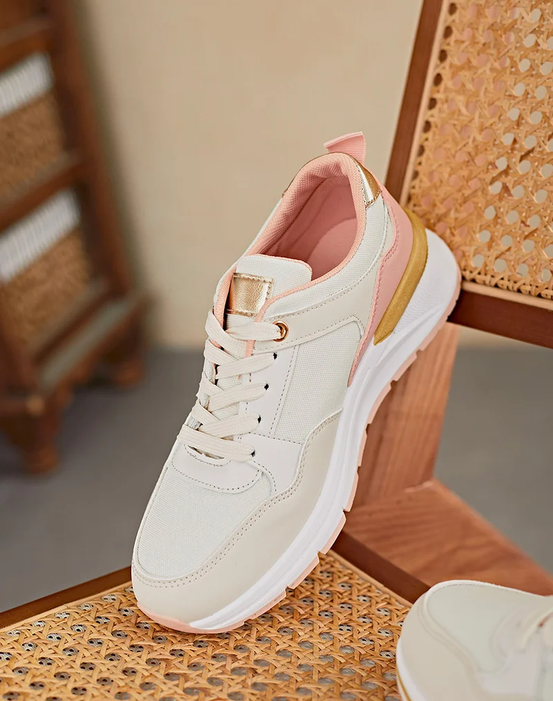Baskets beiges et roses à multiples empiècements