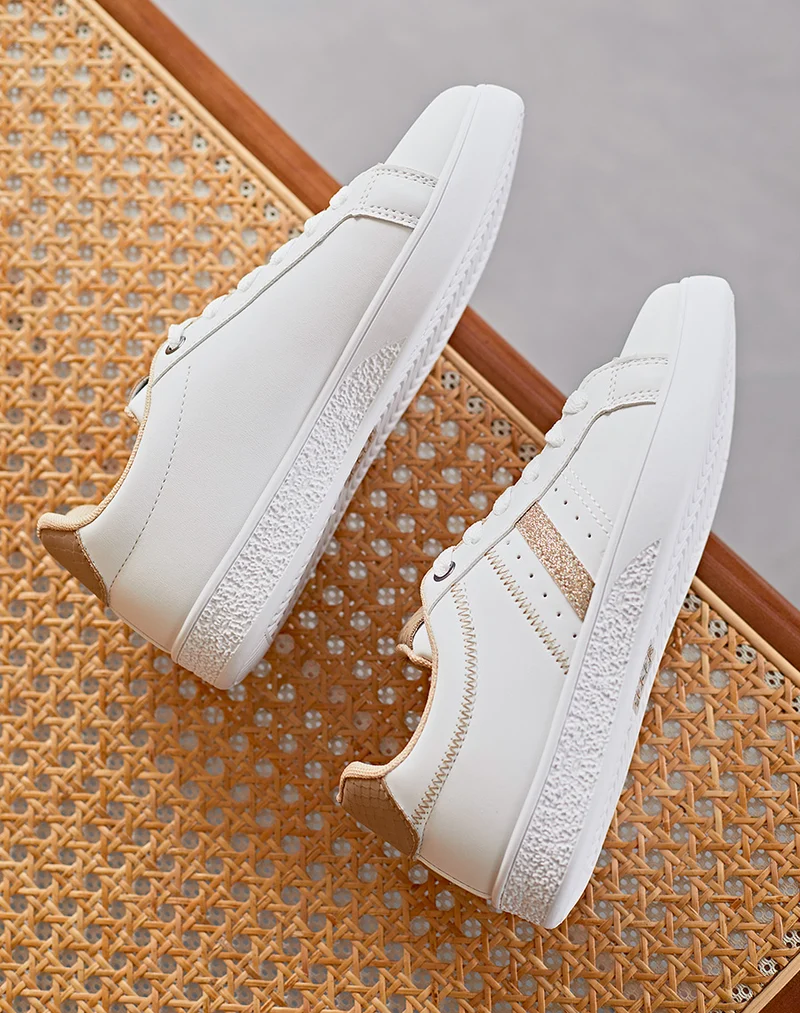 Baskets blanches basses à détails dorés avec empiècement arrière beige