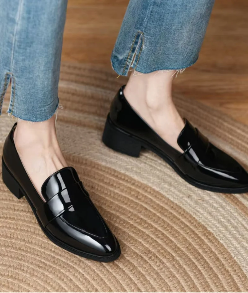 Mocassins Noirs Vernis À Bout Pointu Pour Femme