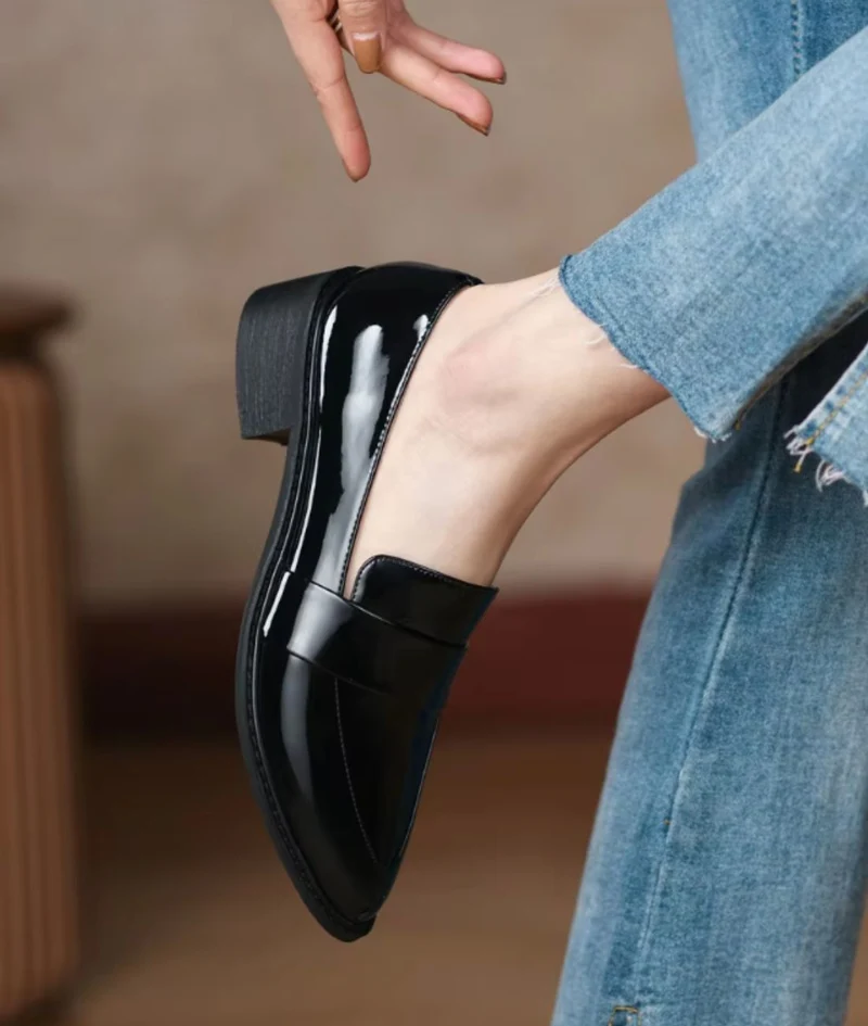 Mocassins Noirs Vernis À Bout Pointu Pour Femme