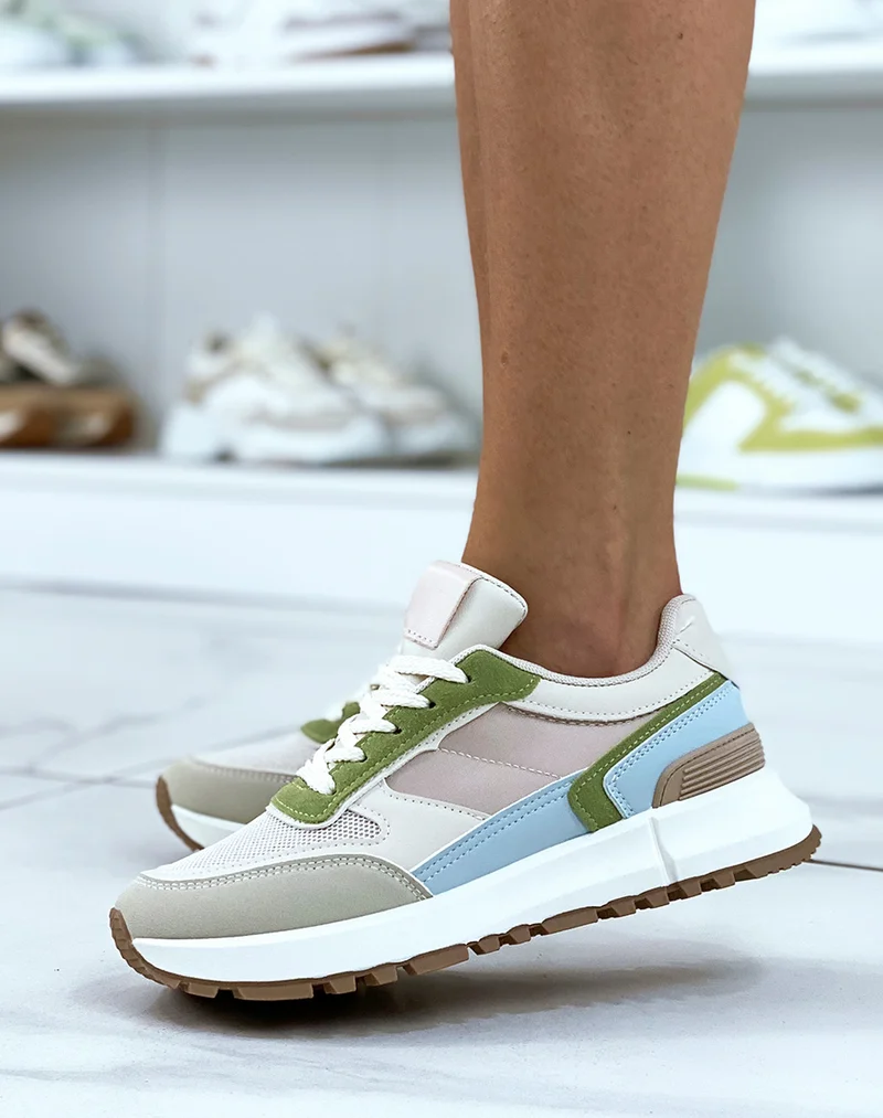 Baskets beiges avec empiècement vert et bleu