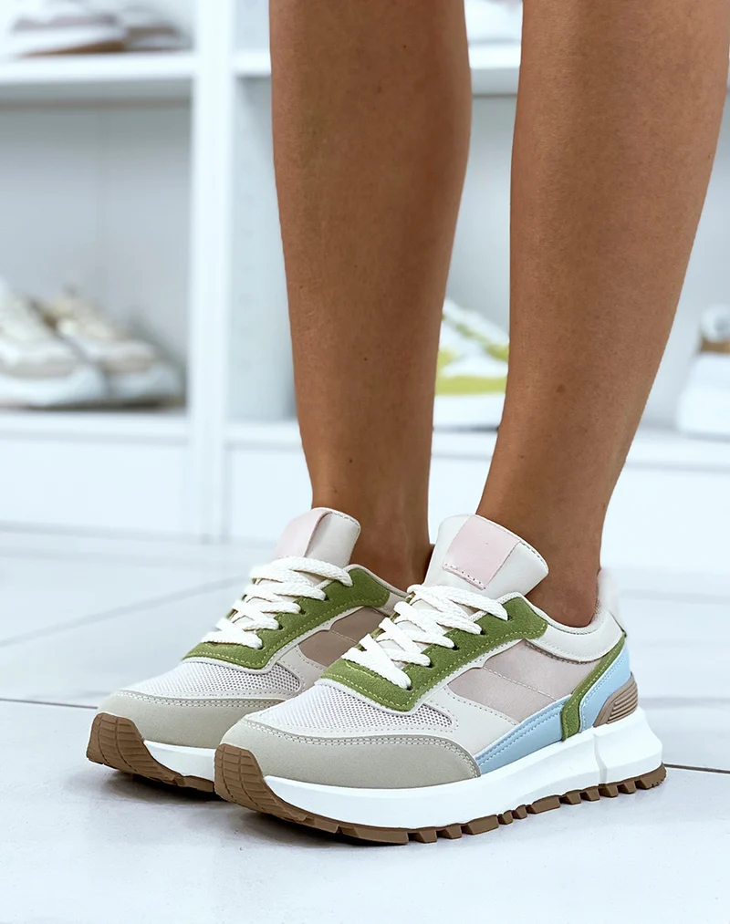 Baskets beiges avec empiècement vert et bleu
