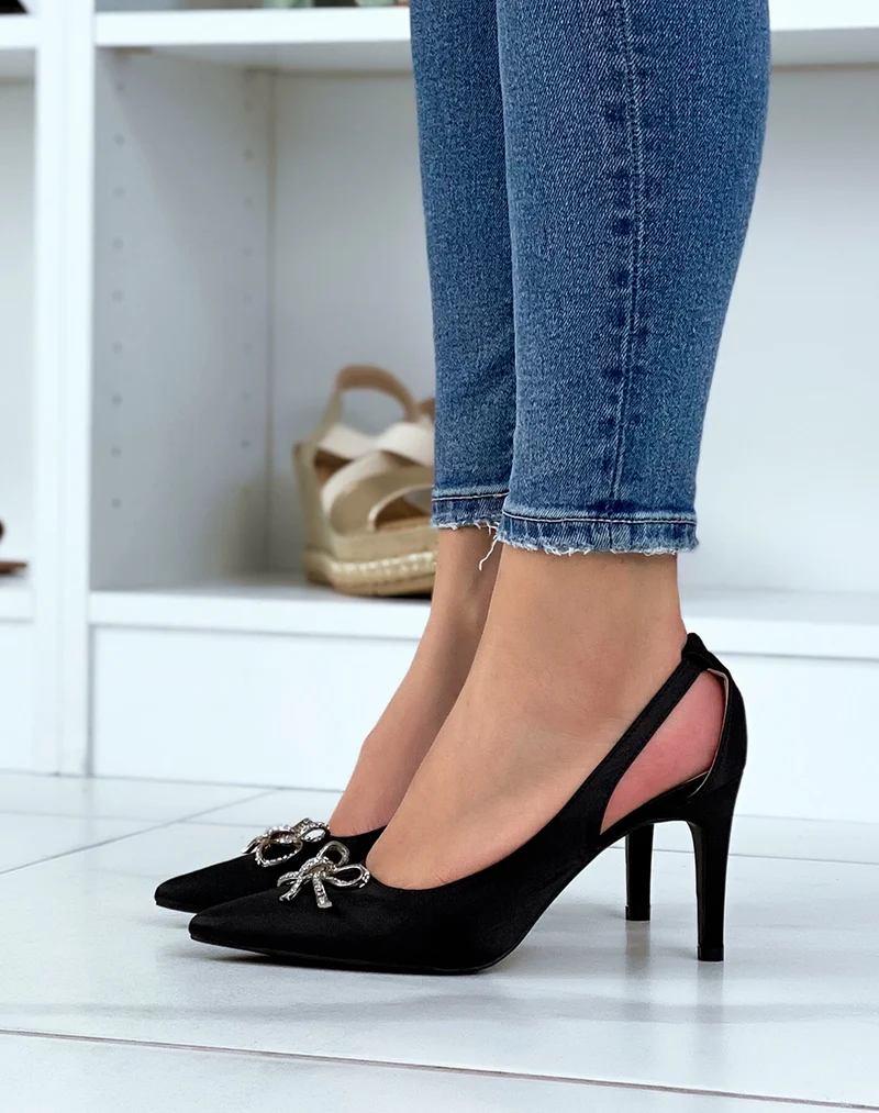 Escarpins noirs satinés ouverts à noeud avant à strass