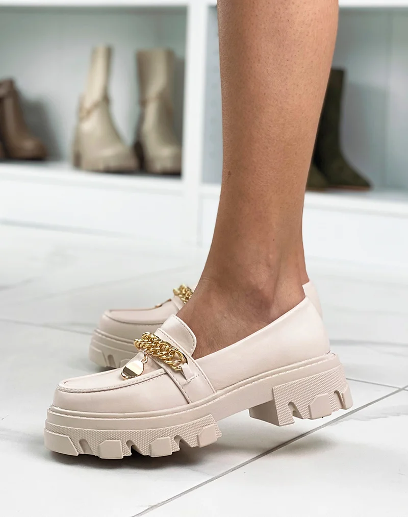 Mocassins beiges à chaîne et bijou doré et semelle crantée