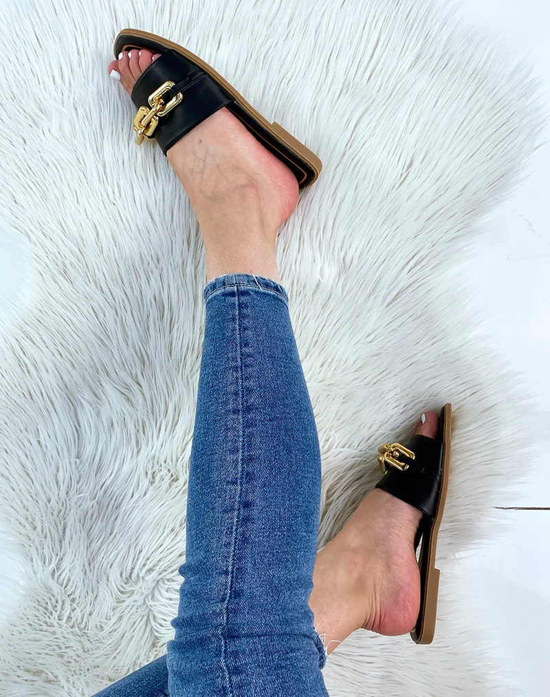 Mules noires à chaîne dorée