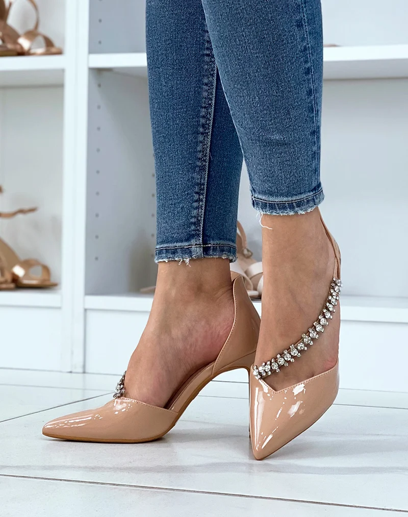 Escarpins beiges vernis avec lanière à strass et talon aiguille