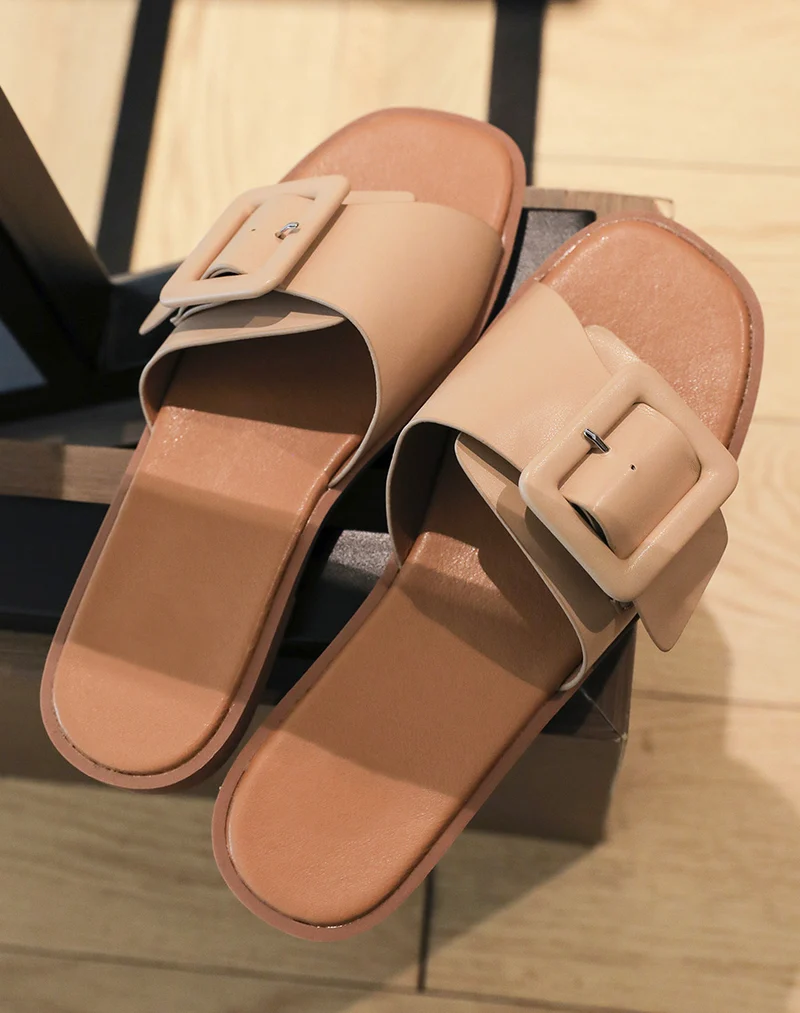 Mules plates beiges à grosse lanière ceinturée