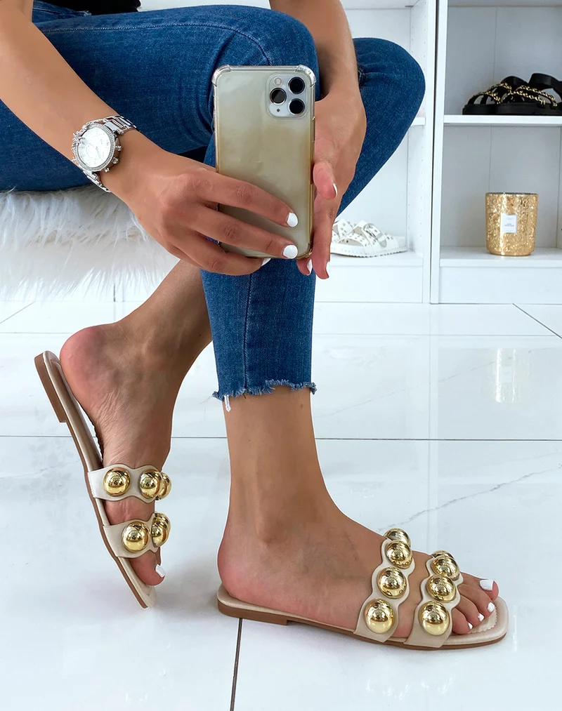 Mules plates beiges à double brides et perles dorées