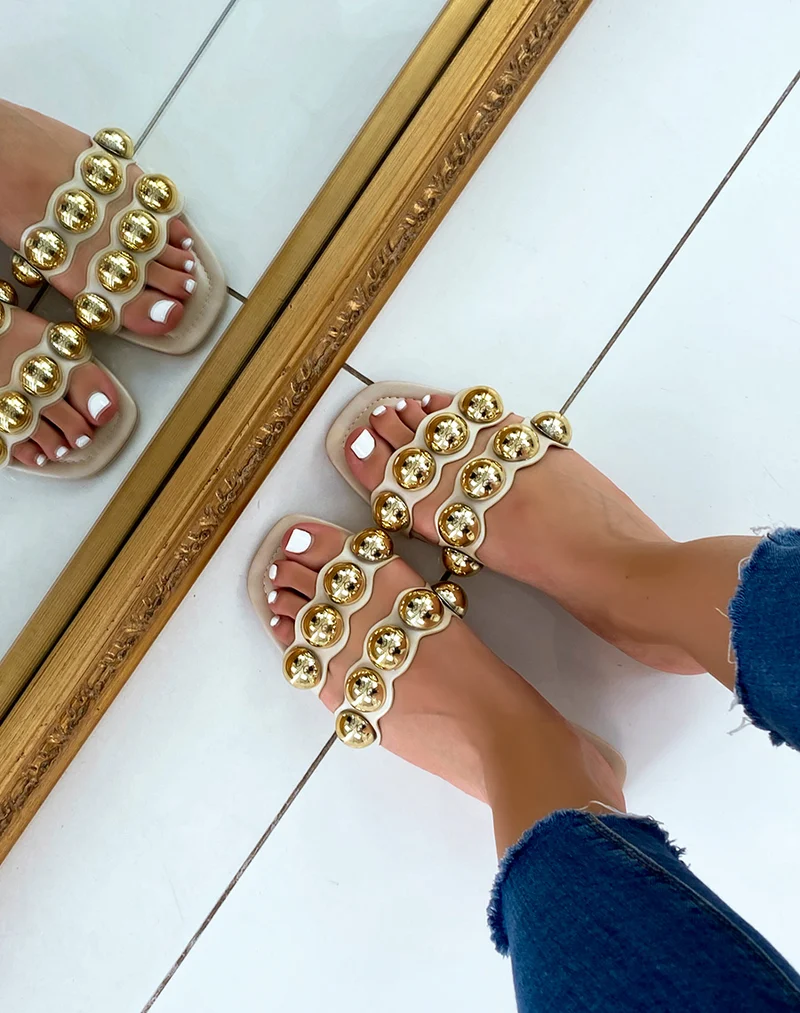 Mules plates beiges à double brides et perles dorées