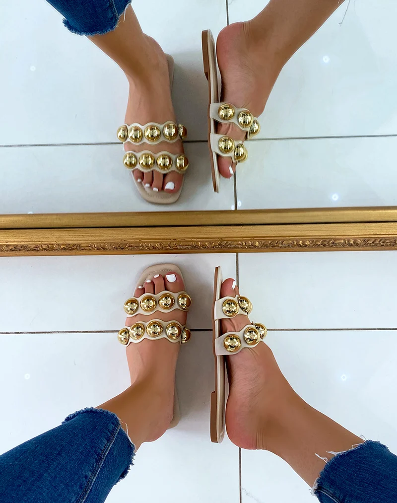 Mules plates beiges à double brides et perles dorées