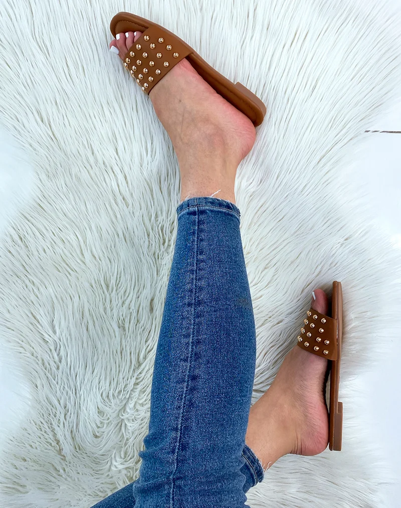 Mules plates camel cloutées