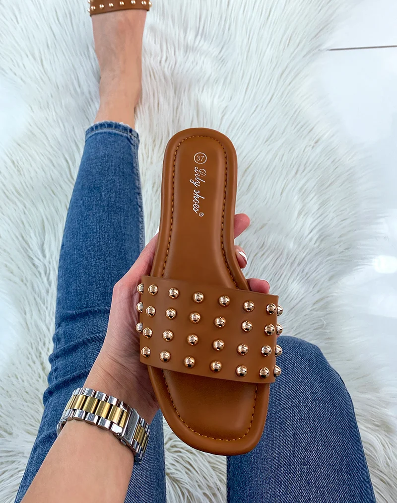Mules plates camel cloutées