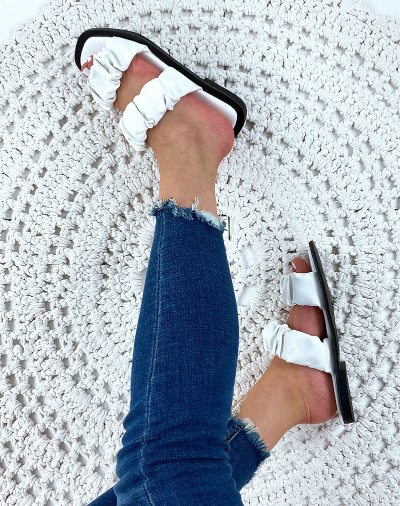 Sandales plates en simili cuir blanche