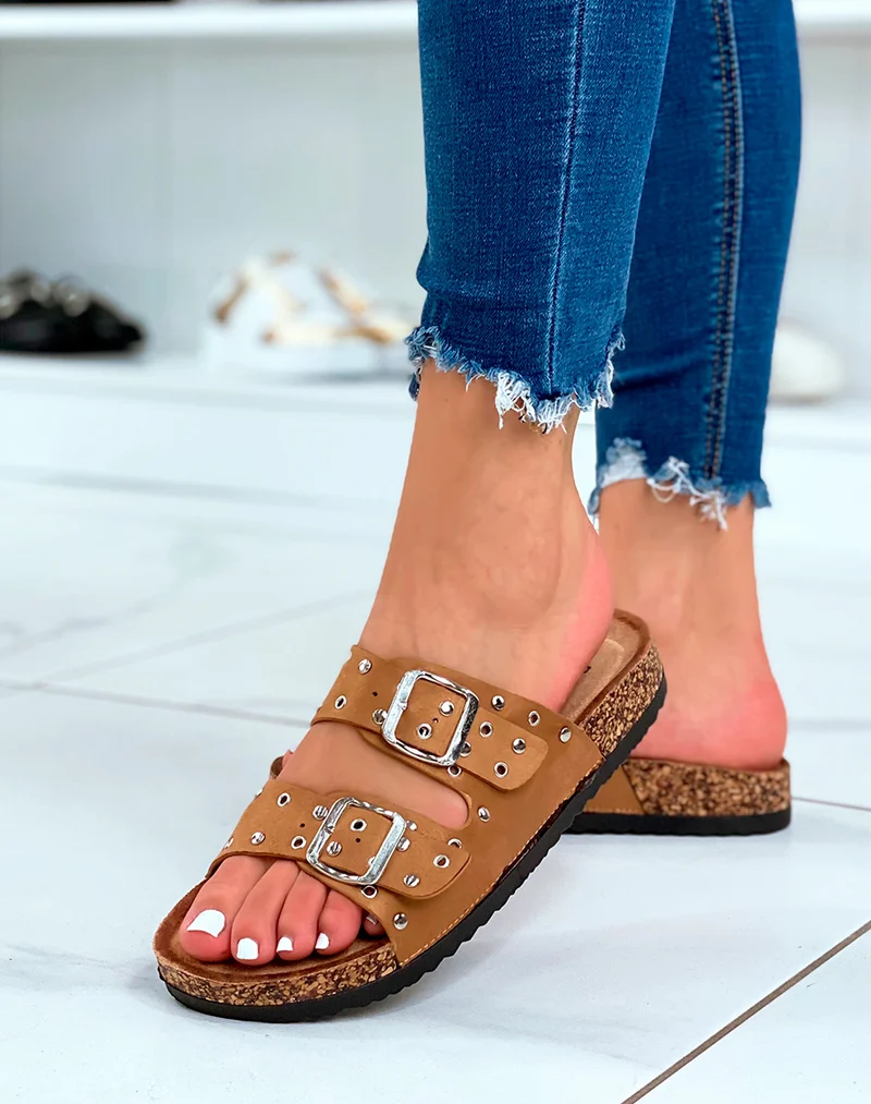Mules en suédine camel cloutées et fermoirs argentés
