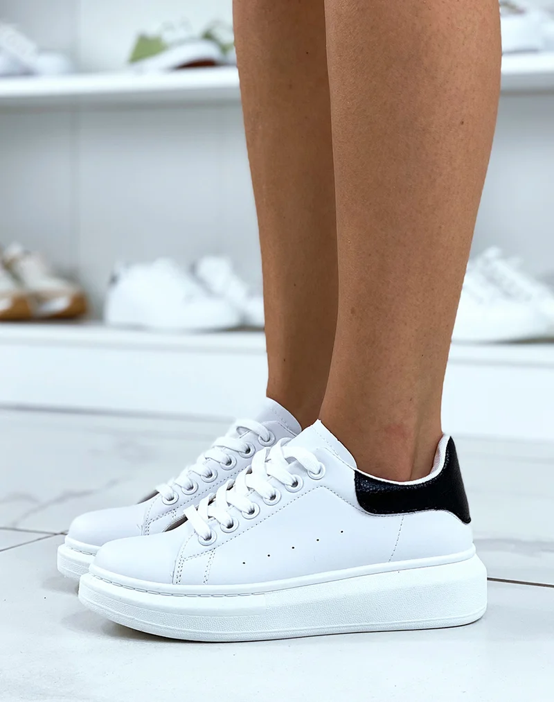 Basket blanches avec empiècement arrière noir