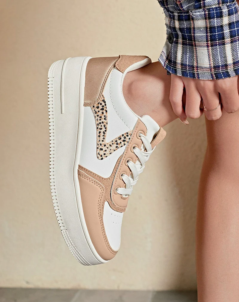 Baskets beiges et blanches avec motifs léopard et empiècement en suédine