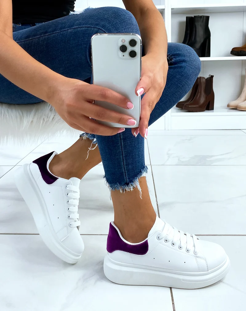 Basket blanches avec empiècement arrière en effet velours violet