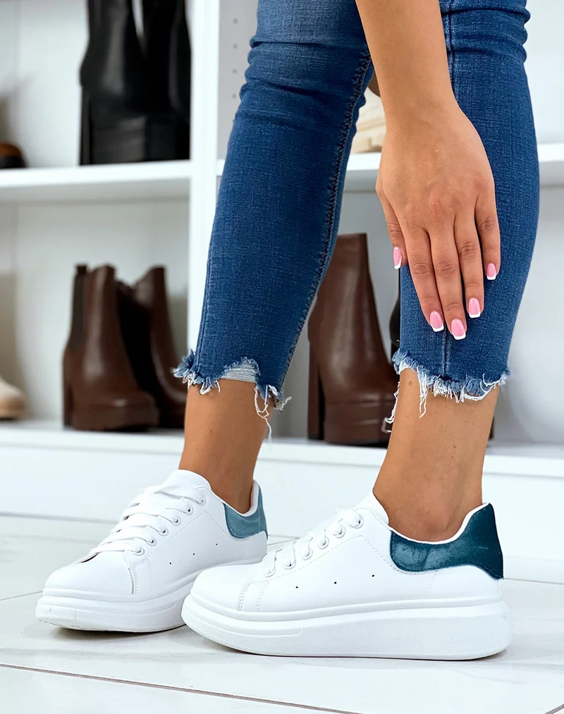 Basket blanches avec empiècement arrière en effet velours bleu