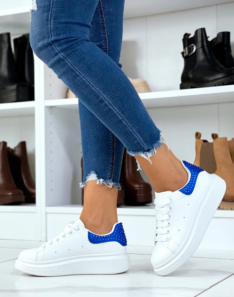 Basket blanches avec empiècement arrière bleu ornées de strass