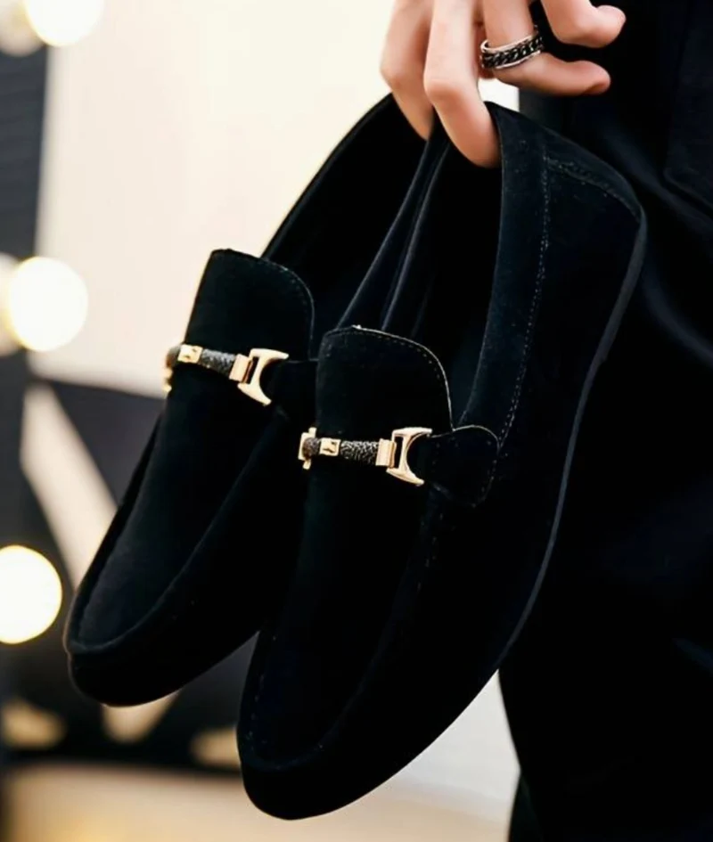 Mocassins En Daim Avec Une Chaîne Décorative Pour Hommes