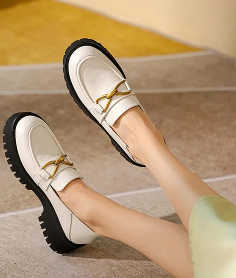 Mocassins En Cuir Avec Une Chaîne En Métal Pour Femme